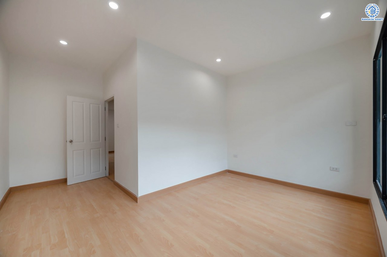 บ้านมือสองตกแต่งใหม่ โครงการ ซิกเนเจอร์ เพชรเกษม69 เนื้อที่ 17.6 ตร.ว. ฟังก์ชัน 3 ห้องนอน 3 ห้องน้ำ จอดรถได้ 1 คัน บ้านสภาพสวย บนทำเลเดินทางสะดวก เชื่อมต่อถนนเพชรเกษม, ถนนกาญจนาภิเษก, ถนนพุทธมณฑลสาย 2 และ 3 ใกล้รถไฟฟ้าสายสีน้ำเงิน "สถานีหลักสอง" ในราคาสุดคุ้ม!...